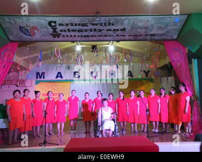 Les femmes détenues le chant et danse interprétative de la scène au cours de la célébration de la fête des mères à l'intérieur de prison Banque D'Images