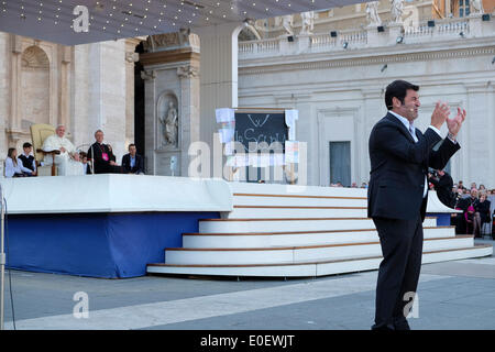 La Place Saint Pierre, le Vatican. 10 mai, 2014. Max Giusti rencontrer le Pape François lors de la réunion avec les écoles catholiques de l'Italie sur la place Saint-Pierre. Credit : Realy Easy Star/Alamy Live News Banque D'Images