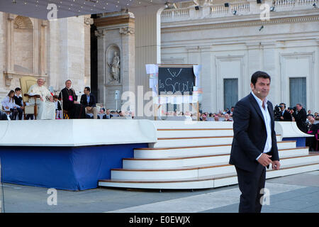 La Place Saint Pierre, le Vatican. 10 mai, 2014. Max Giusti rencontrer le Pape François lors de la réunion avec les écoles catholiques de l'Italie sur la place Saint-Pierre. Credit : Realy Easy Star/Alamy Live News Banque D'Images