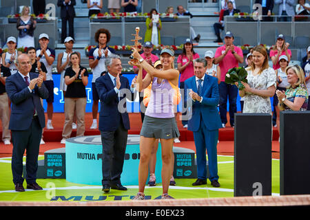 Madrid, Espagne. Le 11 mai, 2014. Maria Sharapova de la Russie détient le trophée WTA Mutua Madrid 2014 après avoir remporté la finale 2014 de la Roumanie : Simona contre de la Caja Magica. Credit : Action Plus Sport/Alamy Live News Banque D'Images