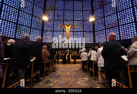 Des anciens combattants le Pont Aérien de Berlin participer à un service à l'Église du Souvenir de Berlin, Allemagne, 11 mai 2014. Les anciens combattants alliés des États-Unis et de Grande-Bretagne ont été invités à la cérémonie commémorative à l'occasion du 65e anniversaire de la fin de l'Blocus de Berlin le 12 mai 1949. Photo : WOLFGANG KUMM/dpa Banque D'Images