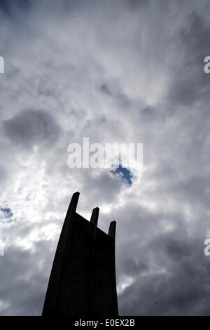 Le Pont Aérien de Berlin memorial est découpé sur le ciel nuageux à Berlin, Allemagne, 11 mai 2014. Plusieurs événements commémorer les pilotes qui ont perdu la vie pendant le Pont Aérien de Berlin à l'occasion du 65e anniversaire de la fin de l'Blocus de Berlin le 12 mai 1949. Photo : WOLFGANG KUMM/dpa Banque D'Images