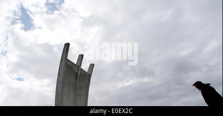 Le Pont Aérien de Berlin s'élève dans le ciel de Berlin, Allemagne, 11 mai 2014. Plusieurs événements commémorer les pilotes qui ont perdu la vie pendant le Pont Aérien de Berlin à l'occasion du 65e anniversaire de la fin de l'Blocus de Berlin le 12 mai 1949. Photo : WOLFGANG KUMM/dpa Banque D'Images