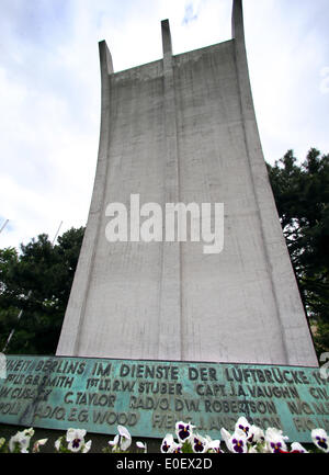 Le Pont Aérien de Berlin memorial est représenté à Berlin, Allemagne, 11 mai 2014. Plusieurs événements commémorer les pilotes qui ont perdu la vie pendant le Pont Aérien de Berlin à l'occasion du 65e anniversaire de la fin de l'Blocus de Berlin le 12 mai 1949. Photo : WOLFGANG KUMM/dpa Banque D'Images