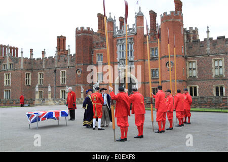 Tirez Tudor. Le Palais de Hampton Court, East Molesey, Surrey, UK. Le 11 mai, 2014. "Remise" cérémonie. Annuelles traditionnelles d'aviron entre l'historique Royal Palais de Hampton Court et de la Tour de Londres. L'escort-Thames Barge Royale Gloriana tandis qu'elle livre un "tela" pour le gouverneur de la tour. Ce "tela" est un morceau de l'ancienne conduite d'eau, fabriqué à partir d'un tronc d'arbre creux qui se tient sur une base de bois provenant de l'ancienne écluse de Richmond et porte le blason de la Worshipful Company of mariniers et Aconiers. Banque D'Images