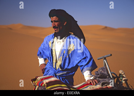 Homme berbère, Erg Chebbi, désert du Sahara, Maroc Banque D'Images