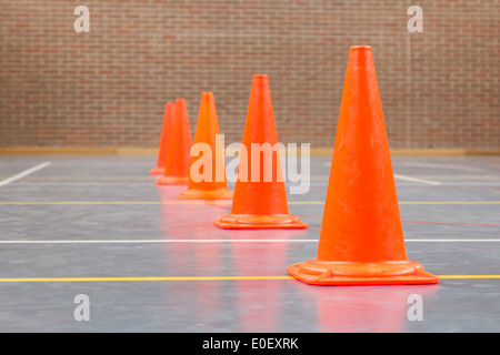 Intérieur d'une salle de sport à l'école cônes rouges sur une ligne Banque D'Images