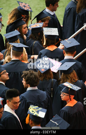 Syracuse, New York, USA. Le 11 mai, 2014. Les élèves se rassemblent pour la 160e cérémonie de l'Université de Syracuse au Carrier Dome à Syracuse, New York. © Nicolas Czarnecki/ZUMAPRESS.com/Alamy Live News Banque D'Images