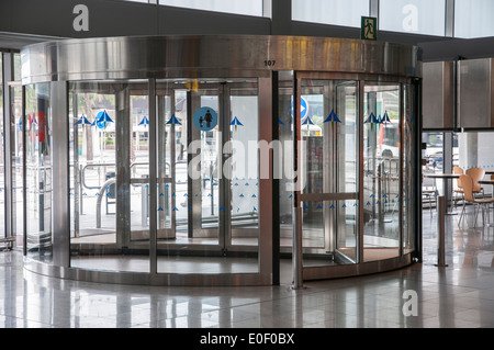 La porte tournante à l'entrée de la salle Banque D'Images