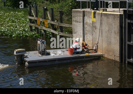 Deux hommes au carottage béton à l'écluse et barrage de navigation Burrell à Leesburg, en Floride, afin de tester les échantillons pour la force. Banque D'Images