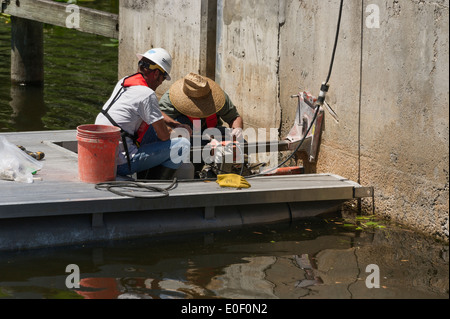 Deux hommes au carottage béton à l'écluse et barrage de navigation Burrell à Leesburg, en Floride, afin de tester les échantillons pour la force. Banque D'Images