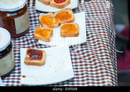 Toasts avec de la confiture sur une nappe à carreaux Banque D'Images