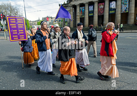 Les membres du mouvement Hare Krishna chanter comme ils marchent le long de la rue Princes Street à Édimbourg, Écosse, Royaume-Uni. Banque D'Images