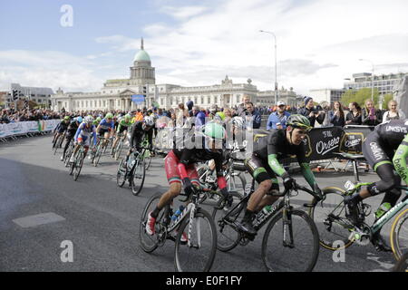 Dublin, Irlande. 11 mai 2014. Le peloton passe par la douane à Dublin, au cours de la troisième étape de la 97e Giro d'Italia d'Armagh en Irlande du Nord à Dublin en Irlande. Crédit : Michael Debets/Alamy Live News Banque D'Images