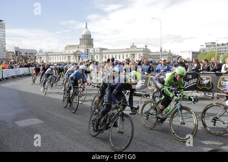 Dublin, Irlande. 11 mai 2014. Le peloton passe par la douane à Dublin, au cours de la troisième étape de la 97e Giro d'Italia d'Armagh en Irlande du Nord à Dublin en Irlande. Crédit : Michael Debets/Alamy Live News Banque D'Images