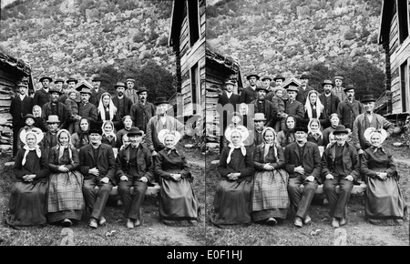 Ce portrait de groupe de Sogn og Fjordane, en Norvège, capture les habitants de la région vers le tournant du XXe siècle. La photographie a été prise de la fin des années 1890 au début des années 1900, mettant en valeur les vêtements et le style de l'époque, ainsi que les habitants de la région de Sogn og Fjordane. Banque D'Images
