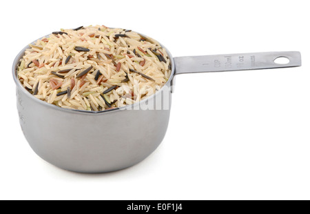 Le riz sauvage, le riz basmati brun et rouge grains camargue dans une tasse mesurer, isolé sur fond blanc Banque D'Images