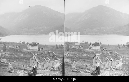 Cette image stéréoscopique d'environ 1907 montre la ferme Maurvollen à Balestrand, en Norvège. La photographie offre une vue détaillée du paysage de la région de Sogn og Fjordane, capturant la beauté naturelle et la vie rurale de la région au début du XXe siècle. Banque D'Images