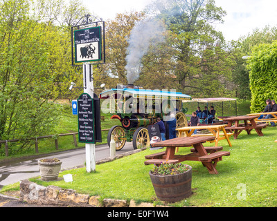 Preston de Potto administré Burrell Locomotive routière Lightning II avec remorque à l'extérieur Blackwell Ox Pub à Carleton à Cleveland Banque D'Images