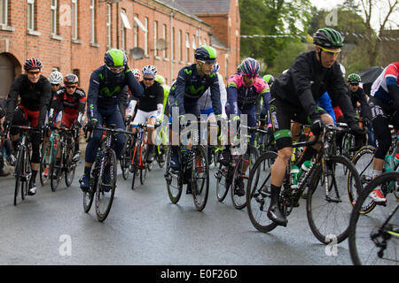 Armagh City, Irlande du Nord, 11 mai 2014. Le peleton laisser Armagh sur la route de Dublin dans l'étape 3 du Giro d'italia Crédit : Bonzo/Alamy Live News Banque D'Images