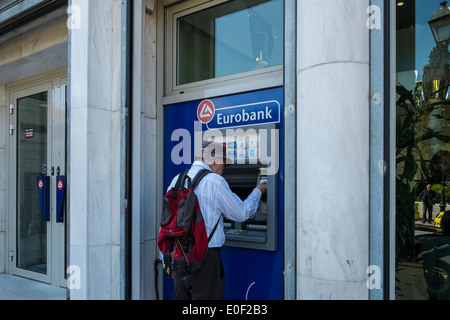 L'eurobank cash money banque personne distributeur Grèce Banque D'Images