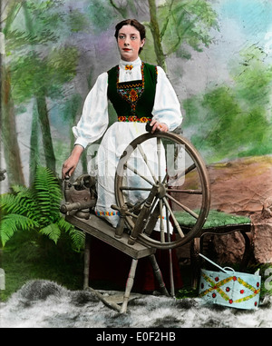 Photographie historique d'une femme utilisant une roue tournante, capturée dans un style photographique alternatif, mettant en valeur la culture norvégienne traditionnelle et les méthodes de photographie historiques. Banque D'Images
