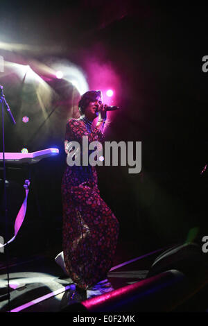 Francfort, Allemagne. Le 11 mai, 2014. Chanteuse et mannequin allemand Lary effectue au cours de la femme du monde Music Festival 2014 à Gibson à Francfort, Allemagne, le 11 mai 2014. Vingt-cinq femmes artistes à effectuer pendant le festival qui a lieu du 7 au 11 mai. © Luo Huanhuan/Xinhua/Alamy Live News Banque D'Images