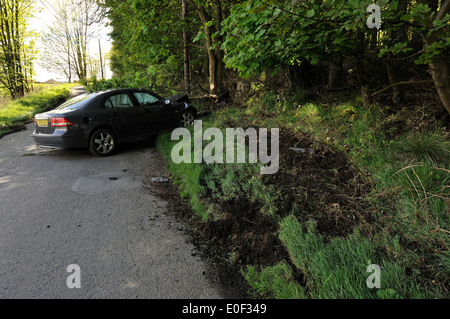 Accident de voiture avec un arbre Banque D'Images