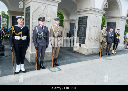 Changement de la garde, Soldat Inconnu Monument, la Place Pilsudski, Varsovie, Pologne Banque D'Images