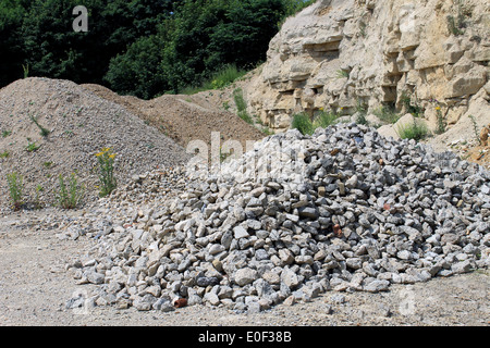 Vue panoramique sur les piles de roches dans une carrière. Banque D'Images