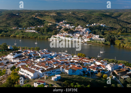 La rivière Guadiana, frontière hispano-portugaise, Sanlucar de Guadiana, à Huelva province, en Espagne, dans l'arrière-plan Alcoutim (Portugal) Banque D'Images