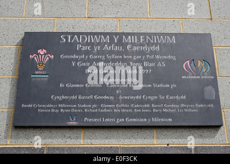 Plaque commémorant l'ouverture du Millenium Stadium de Cardiff au Pays de Galles Banque D'Images