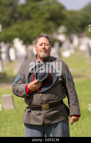 Une guerre civile de la reconstitution médiévale représente un moment de silence au cours de Confederate Memorial Day events au Magnolia Cemetery 10 avril 2014 à Charleston, SC. Confederate Memorial Day rend hommage à l'environ 258 000 soldats confédérés qui est mort dans la guerre civile américaine. Banque D'Images