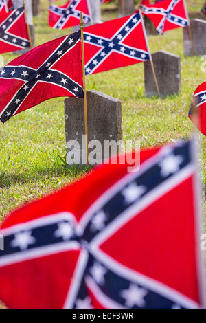 Drapeaux rebelles confédérés décorer les pierres tombales de soldats tués dans la guerre de Sécession au cours de Confederate Memorial Day au cimetière Magnolia le 10 avril 2014 à Charleston, SC. Confederate Memorial Day rend hommage à l'environ 258 000 soldats confédérés qui est mort dans la guerre civile américaine. Banque D'Images