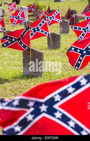 Drapeaux rebelles confédérés décorer les pierres tombales de soldats tués dans la guerre de Sécession au cours de Confederate Memorial Day au cimetière Magnolia le 10 avril 2014 à Charleston, SC. Confederate Memorial Day rend hommage à l'environ 258 000 soldats confédérés qui est mort dans la guerre civile américaine. Banque D'Images