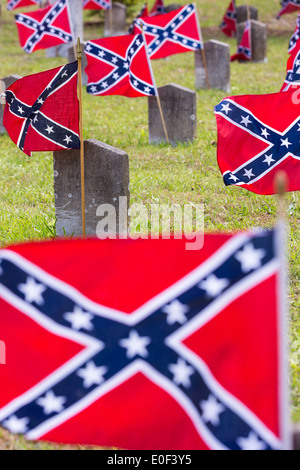 Drapeaux rebelles confédérés décorer les pierres tombales de soldats tués dans la guerre de Sécession au cours de Confederate Memorial Day au cimetière Magnolia le 10 avril 2014 à Charleston, SC. Confederate Memorial Day rend hommage à l'environ 258 000 soldats confédérés qui est mort dans la guerre civile américaine. Banque D'Images