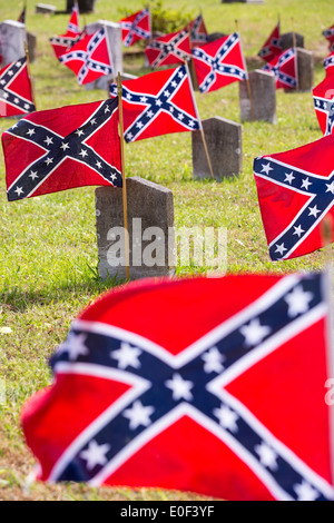 Drapeaux rebelles confédérés décorer les pierres tombales de soldats tués dans la guerre de Sécession au cours de Confederate Memorial Day au cimetière Magnolia le 10 avril 2014 à Charleston, SC. Confederate Memorial Day rend hommage à l'environ 258 000 soldats confédérés qui est mort dans la guerre civile américaine. Banque D'Images