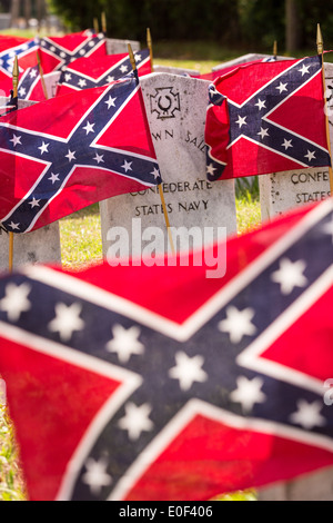 Drapeaux rebelles confédérés décorer les pierres tombales de soldats tués dans la guerre de Sécession au cours de Confederate Memorial Day au cimetière Magnolia le 10 avril 2014 à Charleston, SC. Confederate Memorial Day rend hommage à l'environ 258 000 soldats confédérés qui est mort dans la guerre civile américaine. Banque D'Images