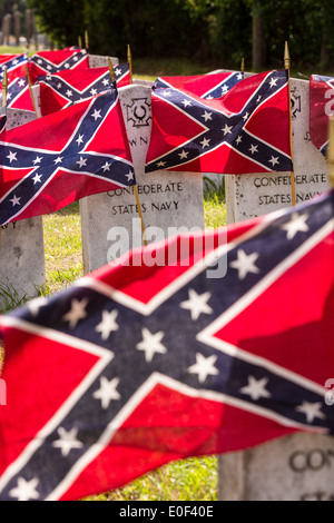 Drapeaux rebelles confédérés décorer les pierres tombales de soldats tués dans la guerre de Sécession au cours de Confederate Memorial Day au cimetière Magnolia le 10 avril 2014 à Charleston, SC. Confederate Memorial Day rend hommage à l'environ 258 000 soldats confédérés qui est mort dans la guerre civile américaine. Banque D'Images
