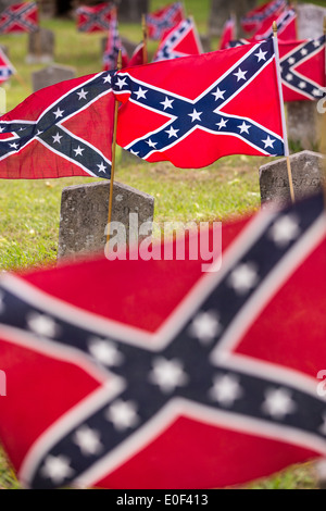 Drapeaux rebelles confédérés décorer les pierres tombales de soldats tués dans la guerre de Sécession au cours de Confederate Memorial Day au cimetière Magnolia le 10 avril 2014 à Charleston, SC. Confederate Memorial Day rend hommage à l'environ 258 000 soldats confédérés qui est mort dans la guerre civile américaine. Banque D'Images