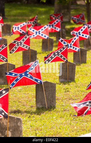 Drapeaux rebelles confédérés décorer les pierres tombales de soldats tués dans la guerre de Sécession au cours de Confederate Memorial Day au cimetière Magnolia le 10 avril 2014 à Charleston, SC. Confederate Memorial Day rend hommage à l'environ 258 000 soldats confédérés qui est mort dans la guerre civile américaine. Banque D'Images