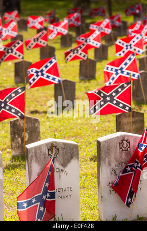 Drapeaux rebelles confédérés décorer les pierres tombales de soldats tués dans la guerre de Sécession au cours de Confederate Memorial Day au cimetière Magnolia le 10 avril 2014 à Charleston, SC. Confederate Memorial Day rend hommage à l'environ 258 000 soldats confédérés qui est mort dans la guerre civile américaine. Banque D'Images
