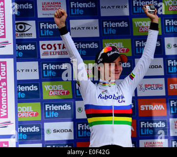 Marianne Vos célèbre remportant la vie amis Women's Tour cycliste sur 11e Mai 2014 à Bury St Edmunds, Royaume-Uni Banque D'Images