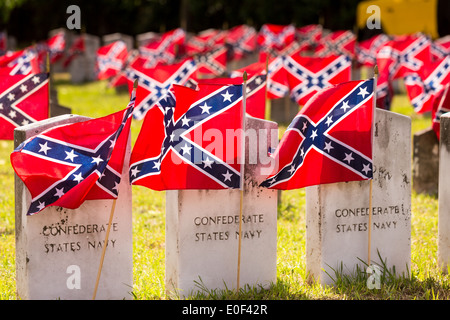 Drapeaux rebelles confédérés décorer les pierres tombales de soldats tués dans la guerre de Sécession au cours de Confederate Memorial Day au cimetière Magnolia le 10 avril 2014 à Charleston, SC. Confederate Memorial Day rend hommage à l'environ 258 000 soldats confédérés qui est mort dans la guerre civile américaine. Banque D'Images