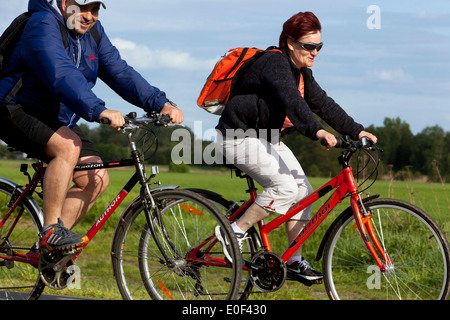 Personnes les aînés font du vélo, la République tchèque les aînés font du vélo Banque D'Images