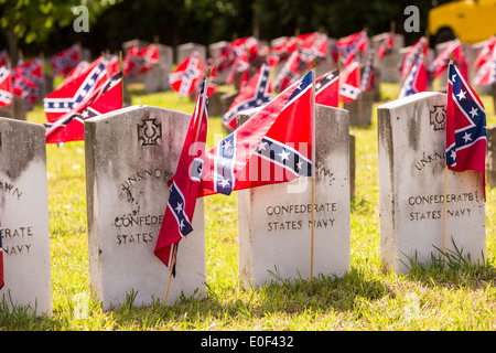 Drapeaux rebelles confédérés décorer les pierres tombales de soldats tués dans la guerre de Sécession au cours de Confederate Memorial Day au cimetière Magnolia le 10 avril 2014 à Charleston, SC. Confederate Memorial Day rend hommage à l'environ 258 000 soldats confédérés qui est mort dans la guerre civile américaine. Banque D'Images