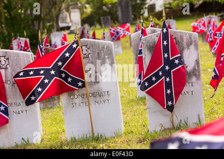 Drapeaux rebelles confédérés décorer les pierres tombales de soldats tués dans la guerre de Sécession au cours de Confederate Memorial Day au cimetière Magnolia le 10 avril 2014 à Charleston, SC. Confederate Memorial Day rend hommage à l'environ 258 000 soldats confédérés qui est mort dans la guerre civile américaine. Banque D'Images