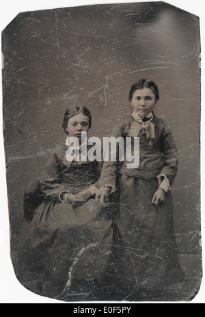 Deux filles en tenues de contrepartie, ca. 1856-1900. Banque D'Images