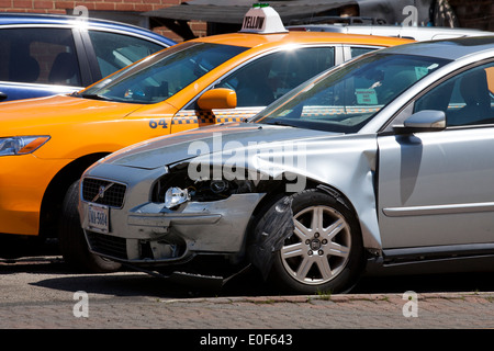 Voiture avec l'extrémité avant des dommages de collision - USA Banque D'Images