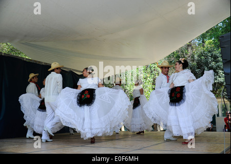 La classe de danse de l'école secondaire de l'exposition danses mexicaines traditionnelles dans le parc de Chapultepec, Mexico, Mexique. Banque D'Images